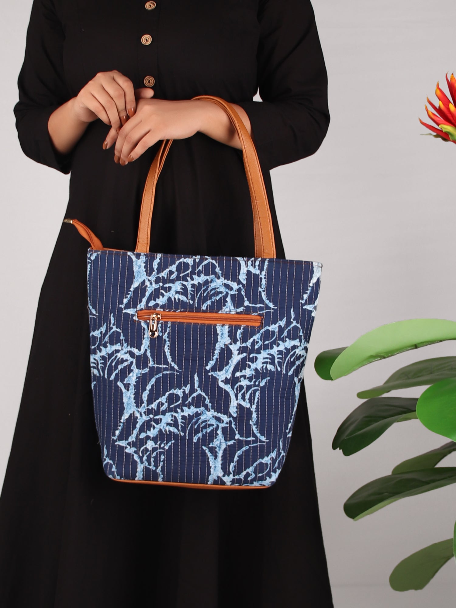 ABSTRACT FLOWERS TOTE BAG